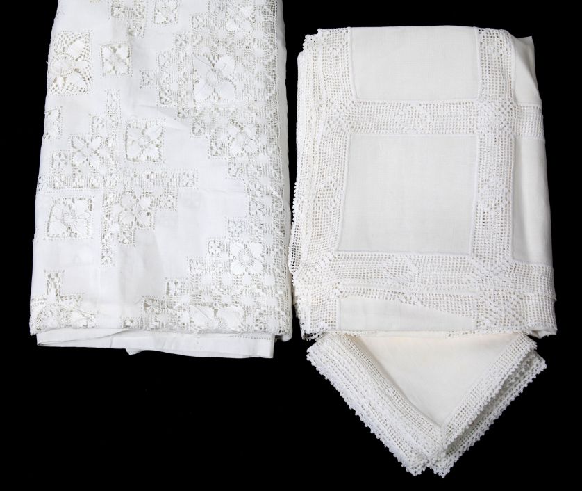 Mantel-de-hilo-blanco-con-encaje-de-su-color-9-servilletas.-279-x-183